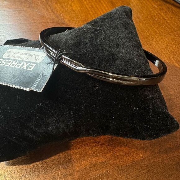 NWT  Gunmetal Open Bracelet Retail $24 - Picture 1 of 3